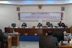Bupati Alor Marah DAU Dipangkas Rp 19 Miliar, Ancam Kembalikan Dana Pusat Foto: Bupati Alor Drs. Amon Djobo (duduk ujung kiri), Ketua DPRD Alor Enny Angrek (kedua kiri), Waket DPRD Yulius Mantaon (ketiga kiri) dan Waket DPRD Sulaiman Singh, dalam Rapat Paripurna DPRD Alor tentang RAPBD Alor 2022, Rabu (17/11) di ruang sidang utama kantor DPRD, Kalabahi Kota.