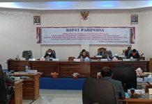 Bupati Alor Marah DAU Dipangkas Rp 19 Miliar, Ancam Kembalikan Dana Pusat Foto: Bupati Alor Drs. Amon Djobo (duduk ujung kiri), Ketua DPRD Alor Enny Angrek (kedua kiri), Waket DPRD Yulius Mantaon (ketiga kiri) dan Waket DPRD Sulaiman Singh, dalam Rapat Paripurna DPRD Alor tentang RAPBD Alor 2022, Rabu (17/11) di ruang sidang utama kantor DPRD, Kalabahi Kota.
