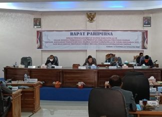 Bupati Alor Marah DAU Dipangkas Rp 19 Miliar, Ancam Kembalikan Dana Pusat Foto: Bupati Alor Drs. Amon Djobo (duduk ujung kiri), Ketua DPRD Alor Enny Angrek (kedua kiri), Waket DPRD Yulius Mantaon (ketiga kiri) dan Waket DPRD Sulaiman Singh, dalam Rapat Paripurna DPRD Alor tentang RAPBD Alor 2022, Rabu (17/11) di ruang sidang utama kantor DPRD, Kalabahi Kota.