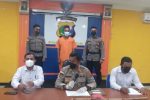 Polisi Tetapkan Guru Penganiaya Siswa SMP di Alor Tersangka Kapolres Alor AKBP Agustinus Chrismas Try Suryanto, SIK (tengah), di damping Kasat Reskrim IPTU Mansur Mosa, SH, MH (kiri) dan Kanit PPA Frans Podho, SH, ketika menggelar jumpa pers penetapan tersangka Steven Kabey, Senin (1/11/2021) di Mapolres Alor, Kalabahi Kota. (Foto: seputar-ntt.com).