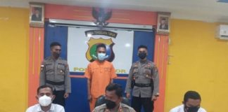 Polisi Tetapkan Guru Penganiaya Siswa SMP di Alor Tersangka Kapolres Alor AKBP Agustinus Chrismas Try Suryanto, SIK (tengah), di damping Kasat Reskrim IPTU Mansur Mosa, SH, MH (kiri) dan Kanit PPA Frans Podho, SH, ketika menggelar jumpa pers penetapan tersangka Steven Kabey, Senin (1/11/2021) di Mapolres Alor, Kalabahi Kota. (Foto: seputar-ntt.com).