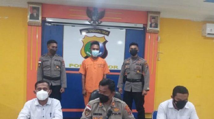 Polisi Tetapkan Guru Penganiaya Siswa SMP di Alor Tersangka Kapolres Alor AKBP Agustinus Chrismas Try Suryanto, SIK (tengah), di damping Kasat Reskrim IPTU Mansur Mosa, SH, MH (kiri) dan Kanit PPA Frans Podho, SH, ketika menggelar jumpa pers penetapan tersangka Steven Kabey, Senin (1/11/2021) di Mapolres Alor, Kalabahi Kota. (Foto: seputar-ntt.com).