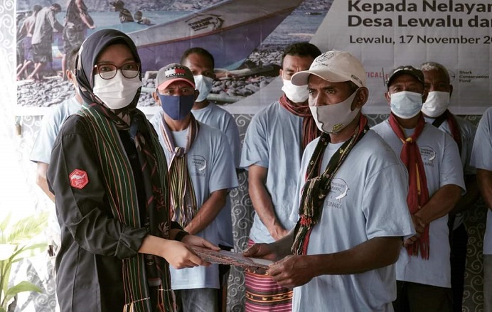 Co Founder and Program Coordinador Threser Shark Indonesia Wilayah Alor, Dewi Ratna Sari memberikan bantuan dan penghargaan kepada Nelayan Desa Lewalu dan Ampera yang berhasil menghentikan penangkapan Hiu Tikus. Acara itu dilakukan di Desa Lewalu, Rabu (17/11/2021).