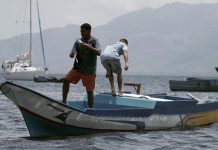 Thresher Shark Indonesia Wujudkan Misi Penghentian Penangkapan Hiu Tikus di Alor Nelayan Desa Lewalu dan Ampera terima bantuan bodi perahu dilengkapi fasilitas tangkap dari Thresher Shark Indonesia Wilayah Alor. Penyerahan bantuan dilakukan pada Rabu (17/11/2021) di Desa Lewalu. (Foto: Thresher Shark Indonesia).
