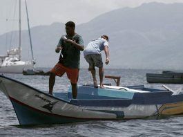 Thresher Shark Indonesia Wujudkan Misi Penghentian Penangkapan Hiu Tikus di Alor Nelayan Desa Lewalu dan Ampera terima bantuan bodi perahu dilengkapi fasilitas tangkap dari Thresher Shark Indonesia Wilayah Alor. Penyerahan bantuan dilakukan pada Rabu (17/11/2021) di Desa Lewalu. (Foto: Thresher Shark Indonesia).