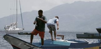 Thresher Shark Indonesia Wujudkan Misi Penghentian Penangkapan Hiu Tikus di Alor Nelayan Desa Lewalu dan Ampera terima bantuan bodi perahu dilengkapi fasilitas tangkap dari Thresher Shark Indonesia Wilayah Alor. Penyerahan bantuan dilakukan pada Rabu (17/11/2021) di Desa Lewalu. (Foto: Thresher Shark Indonesia).