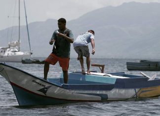 Thresher Shark Indonesia Wujudkan Misi Penghentian Penangkapan Hiu Tikus di Alor Nelayan Desa Lewalu dan Ampera terima bantuan bodi perahu dilengkapi fasilitas tangkap dari Thresher Shark Indonesia Wilayah Alor. Penyerahan bantuan dilakukan pada Rabu (17/11/2021) di Desa Lewalu. (Foto: Thresher Shark Indonesia).