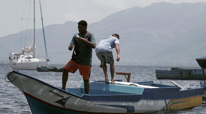 Thresher Shark Indonesia Wujudkan Misi Penghentian Penangkapan Hiu Tikus di Alor Nelayan Desa Lewalu dan Ampera terima bantuan bodi perahu dilengkapi fasilitas tangkap dari Thresher Shark Indonesia Wilayah Alor. Penyerahan bantuan dilakukan pada Rabu (17/11/2021) di Desa Lewalu. (Foto: Thresher Shark Indonesia).
