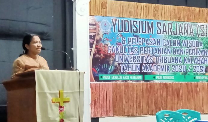 Wakil Rektor I UNTRIB Adolfina Oualeng memberikan sambutan di acara Yudisium dan pelepasan Calon Wisudawan F-Pertanian dan Perikanan, Jumat (12/11) di Aula Pola, Kalabahi.