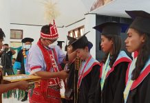 Nama-Nama Lulusan Terbaik Wisuda Untrib 2021 Kepala LLDIKTI XV NTT, Prof. Drs. Mangadas Lumban Gaol, M.Si, Ph. D, memberikan penghargaan kepada lulusan terbaik Untrib 2021, Selasa (30/11/2021) di Aula Pola, Kalabahi.