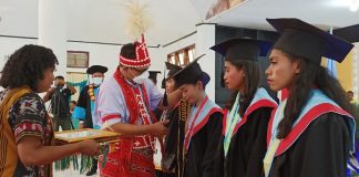 Nama-Nama Lulusan Terbaik Wisuda Untrib 2021 Kepala LLDIKTI XV NTT, Prof. Drs. Mangadas Lumban Gaol, M.Si, Ph. D, memberikan penghargaan kepada lulusan terbaik Untrib 2021, Selasa (30/11/2021) di Aula Pola, Kalabahi.