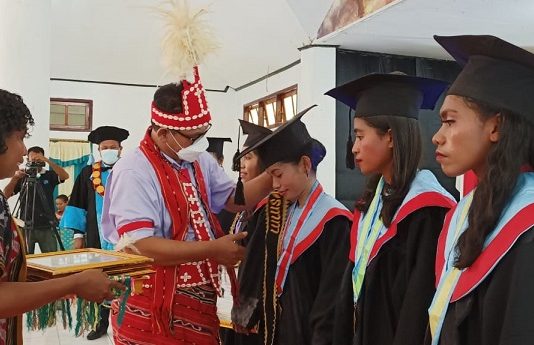 Nama-Nama Lulusan Terbaik Wisuda Untrib 2021 Kepala LLDIKTI XV NTT, Prof. Drs. Mangadas Lumban Gaol, M.Si, Ph. D, memberikan penghargaan kepada lulusan terbaik Untrib 2021, Selasa (30/11/2021) di Aula Pola, Kalabahi.