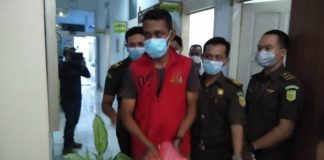 Jaksa Tetapkan Tersangka Korupsi DAK Pendidikan Alor Rp 27 Miliar Tersangka Khairul Umam keluar dari ruangan Jaksa mengenakan rompi tahanan Kejaksaan untuk selanjutnya dibawa ke Rutan Kelas IIB Mola, Kalabahi. (Foto: radarpantar.com).