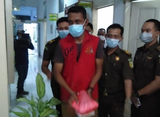 Jaksa Tetapkan Tersangka Korupsi DAK Pendidikan Alor Rp 27 Miliar Tersangka Khairul Umam keluar dari ruangan Jaksa mengenakan rompi tahanan Kejaksaan untuk selanjutnya dibawa ke Rutan Kelas IIB Mola, Kalabahi. (Foto: radarpantar.com).