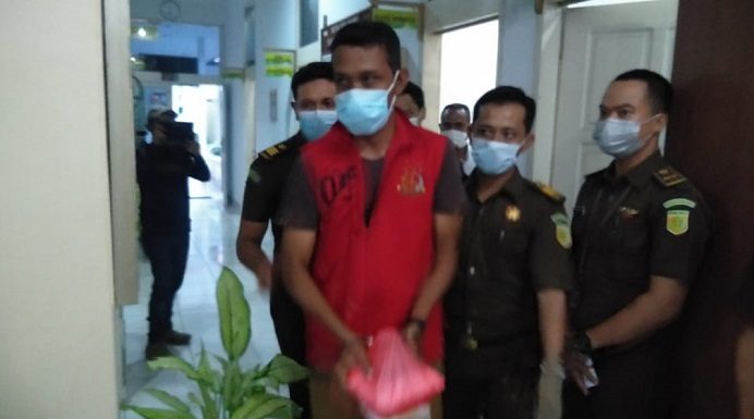 Jaksa Tetapkan Tersangka Korupsi DAK Pendidikan Alor Rp 27 Miliar Tersangka Khairul Umam keluar dari ruangan Jaksa mengenakan rompi tahanan Kejaksaan untuk selanjutnya dibawa ke Rutan Kelas IIB Mola, Kalabahi. (Foto: radarpantar.com).