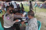 Kapolres Alor Ajak Warga Vaksin di Lapangan Mini Kalabahi Kota Ratusan warga Alor antri menerima vaksinasi Covid-19 dari Polres Alor, Sabtu (11/12) di Lapangan Mini Kalabahi. (Foto: Humas Polres Alor).