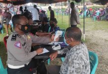 Kapolres Alor Ajak Warga Vaksin di Lapangan Mini Kalabahi Kota Ratusan warga Alor antri menerima vaksinasi Covid-19 dari Polres Alor, Sabtu (11/12) di Lapangan Mini Kalabahi. (Foto: Humas Polres Alor).