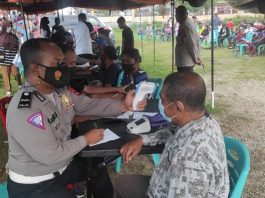 Kapolres Alor Ajak Warga Vaksin di Lapangan Mini Kalabahi Kota Ratusan warga Alor antri menerima vaksinasi Covid-19 dari Polres Alor, Sabtu (11/12) di Lapangan Mini Kalabahi. (Foto: Humas Polres Alor).