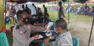 Kapolres Alor Ajak Warga Vaksin di Lapangan Mini Kalabahi Kota Ratusan warga Alor antri menerima vaksinasi Covid-19 dari Polres Alor, Sabtu (11/12) di Lapangan Mini Kalabahi. (Foto: Humas Polres Alor).