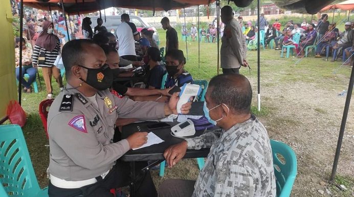 Kapolres Alor Ajak Warga Vaksin di Lapangan Mini Kalabahi Kota Ratusan warga Alor antri menerima vaksinasi Covid-19 dari Polres Alor, Sabtu (11/12) di Lapangan Mini Kalabahi. (Foto: Humas Polres Alor).