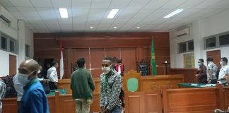 Sidang Praperadilan Alberth Ouwpoly, Jaksa Hadirkan Kasie Pidsus Jadi Saksi Sidang praperadilan pengujian prosedur penetapan tersangka dan penahanan Kadis Pendidikan Alor (Nonaktif) Alberth Ouwpoly di PN Kalabahi.