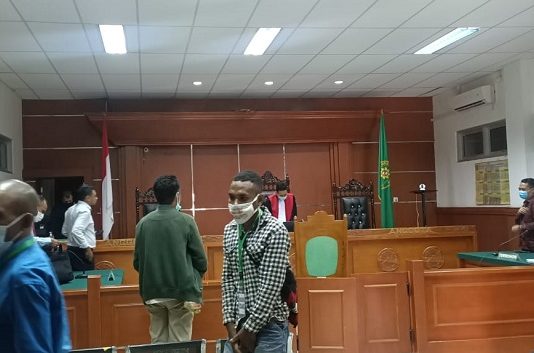 Sidang Praperadilan Alberth Ouwpoly, Jaksa Hadirkan Kasie Pidsus Jadi Saksi Sidang praperadilan pengujian prosedur penetapan tersangka dan penahanan Kadis Pendidikan Alor (Nonaktif) Alberth Ouwpoly di PN Kalabahi.