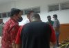 Sidang Praperadilan, PH Alberth Ouwpoly Hadirkan Saksi Ahli dari UNDANA Kupang Saksi Ahli Deddy Manafe, SH.,M.Hum (kiri baju merah) menghadiri sidang praperadilan di PN Kalabahi, Rabu (26/1/2022).