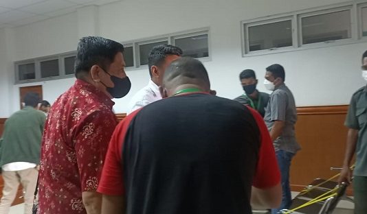 Sidang Praperadilan, PH Alberth Ouwpoly Hadirkan Saksi Ahli dari UNDANA Kupang Saksi Ahli Deddy Manafe, SH.,M.Hum (kiri baju merah) menghadiri sidang praperadilan di PN Kalabahi, Rabu (26/1/2022).