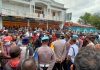 Demonstran Sebut Penetapan Tersangka Alberth Ouwpoly Sarat Politik Ratusan masa aksi Forum Masyarakat Peduli Hukum dan Demokrasi Alor (FMPHDA) berunjuk rasa di kantor Kejaksaan Negeri Alor, Senin (3/1/2022). Mereka menuntut keadilan hukum di tanah Alor.
