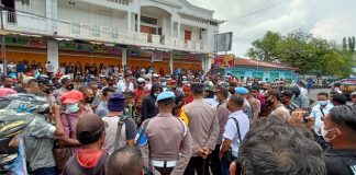 Demonstran Sebut Penetapan Tersangka Alberth Ouwpoly Sarat Politik Ratusan masa aksi Forum Masyarakat Peduli Hukum dan Demokrasi Alor (FMPHDA) berunjuk rasa di kantor Kejaksaan Negeri Alor, Senin (3/1/2022). Mereka menuntut keadilan hukum di tanah Alor.