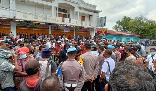 Demonstran Sebut Penetapan Tersangka Alberth Ouwpoly Sarat Politik Ratusan masa aksi Forum Masyarakat Peduli Hukum dan Demokrasi Alor (FMPHDA) berunjuk rasa di kantor Kejaksaan Negeri Alor, Senin (3/1/2022). Mereka menuntut keadilan hukum di tanah Alor.