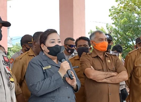 Ketua DPRD Alor Terima Demonstran FMPHD dengan Cara Santun, Beda Saat Terima Aksi Lomboan Djahamou Ketua DPRD Alor Enny Anggrek (tengah) berdialog dengan masa aksi FMPHD Alor, Senin (3/1/2022) di kantor DPRD, Kalabahi Kota.