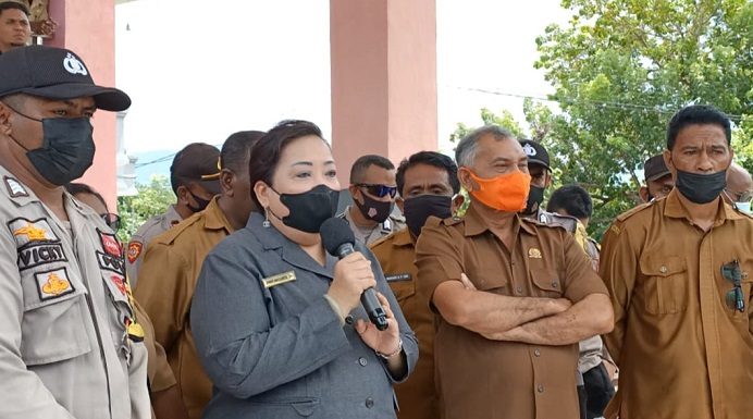 Ketua DPRD Alor Terima Demonstran FMPHD dengan Cara Santun, Beda Saat Terima Aksi Lomboan Djahamou Ketua DPRD Alor Enny Anggrek (tengah) berdialog dengan masa aksi FMPHD Alor, Senin (3/1/2022) di kantor DPRD, Kalabahi Kota.