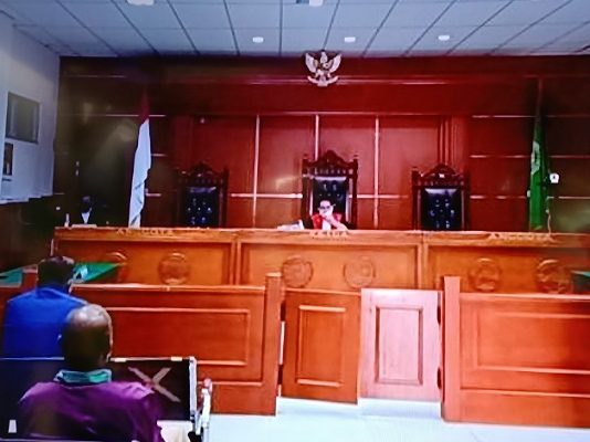 Isi Amar Putusan Hakim yang Menolak Gugatan Praperadilan Alberth Ouwpoly Hakim Tunggal Datu H. Jayadiningrat, SH memimpin sidang putusan praperadilan, Senin (31/1) di PN Kalabahi.