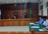 Baca Kesimpulan di Praperadilan, Jaksa Yakin Hakim Tolak Seluruh Gugatan Alberth Ouwpoly Foto: Hakim tunggal Datu H. Jayadiningrat, SH, memimpin sidang praperadilan di PN Kalabahi. Tim Jaksa yang hadir dalam sidang praperadilan antara lain; Zulkarnaen, SH.,MH, De Indra, SH, Rudi Kurniawan, SH.,MH dan Aris Rizki Ramadhon, SH.