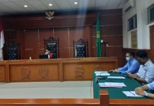 Baca Kesimpulan di Praperadilan, Jaksa Yakin Hakim Tolak Seluruh Gugatan Alberth Ouwpoly Foto: Hakim tunggal Datu H. Jayadiningrat, SH, memimpin sidang praperadilan di PN Kalabahi. Tim Jaksa yang hadir dalam sidang praperadilan antara lain; Zulkarnaen, SH.,MH, De Indra, SH, Rudi Kurniawan, SH.,MH dan Aris Rizki Ramadhon, SH.