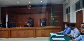 Baca Kesimpulan di Praperadilan, Jaksa Yakin Hakim Tolak Seluruh Gugatan Alberth Ouwpoly Foto: Hakim tunggal Datu H. Jayadiningrat, SH, memimpin sidang praperadilan di PN Kalabahi. Tim Jaksa yang hadir dalam sidang praperadilan antara lain; Zulkarnaen, SH.,MH, De Indra, SH, Rudi Kurniawan, SH.,MH dan Aris Rizki Ramadhon, SH.