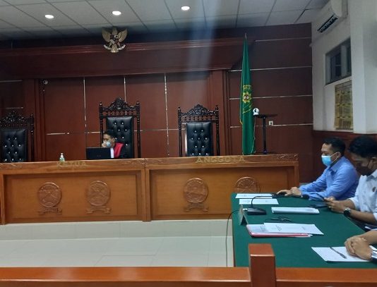Baca Kesimpulan di Praperadilan, Jaksa Yakin Hakim Tolak Seluruh Gugatan Alberth Ouwpoly Foto: Hakim tunggal Datu H. Jayadiningrat, SH, memimpin sidang praperadilan di PN Kalabahi. Tim Jaksa yang hadir dalam sidang praperadilan antara lain; Zulkarnaen, SH.,MH, De Indra, SH, Rudi Kurniawan, SH.,MH dan Aris Rizki Ramadhon, SH.