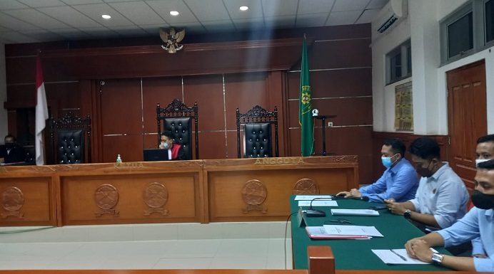Baca Kesimpulan di Praperadilan, Jaksa Yakin Hakim Tolak Seluruh Gugatan Alberth Ouwpoly Foto: Hakim tunggal Datu H. Jayadiningrat, SH, memimpin sidang praperadilan di PN Kalabahi. Tim Jaksa yang hadir dalam sidang praperadilan antara lain; Zulkarnaen, SH.,MH, De Indra, SH, Rudi Kurniawan, SH.,MH dan Aris Rizki Ramadhon, SH.
