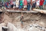 Banjir, Sejumlah Akses Jalan di Alor Terputus, PUPR Provinsi NTT Pastikan Bangun Jembatan Pailelang Jembatan Pailelang terputus akibat banjir bandang pada Selasa (4/1/2022) sore. Foto ini diambil Dandim 1622/Alor Letkol Inf Supyan Munawar, S.Ag, setelah bersama Kapolres Alor AKBP Agustinus Chrismas, S.IK, memantau situasi Jembatan Pailelang yang roboh pada hari Selasa petang.