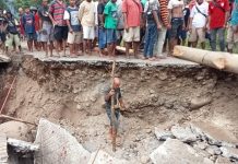 Banjir, Sejumlah Akses Jalan di Alor Terputus, PUPR Provinsi NTT Pastikan Bangun Jembatan Pailelang Jembatan Pailelang terputus akibat banjir bandang pada Selasa (4/1/2022) sore. Foto ini diambil Dandim 1622/Alor Letkol Inf Supyan Munawar, S.Ag, setelah bersama Kapolres Alor AKBP Agustinus Chrismas, S.IK, memantau situasi Jembatan Pailelang yang roboh pada hari Selasa petang.