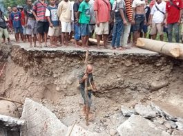 Banjir, Sejumlah Akses Jalan di Alor Terputus, PUPR Provinsi NTT Pastikan Bangun Jembatan Pailelang Jembatan Pailelang terputus akibat banjir bandang pada Selasa (4/1/2022) sore. Foto ini diambil Dandim 1622/Alor Letkol Inf Supyan Munawar, S.Ag, setelah bersama Kapolres Alor AKBP Agustinus Chrismas, S.IK, memantau situasi Jembatan Pailelang yang roboh pada hari Selasa petang.