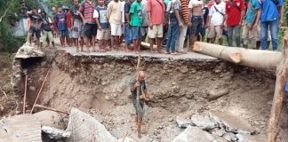 Banjir, Sejumlah Akses Jalan di Alor Terputus, PUPR Provinsi NTT Pastikan Bangun Jembatan Pailelang Jembatan Pailelang terputus akibat banjir bandang pada Selasa (4/1/2022) sore. Foto ini diambil Dandim 1622/Alor Letkol Inf Supyan Munawar, S.Ag, setelah bersama Kapolres Alor AKBP Agustinus Chrismas, S.IK, memantau situasi Jembatan Pailelang yang roboh pada hari Selasa petang.