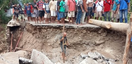 Banjir, Sejumlah Akses Jalan di Alor Terputus, PUPR Provinsi NTT Pastikan Bangun Jembatan Pailelang Jembatan Pailelang terputus akibat banjir bandang pada Selasa (4/1/2022) sore. Foto ini diambil Dandim 1622/Alor Letkol Inf Supyan Munawar, S.Ag, setelah bersama Kapolres Alor AKBP Agustinus Chrismas, S.IK, memantau situasi Jembatan Pailelang yang roboh pada hari Selasa petang.