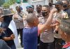 Unjuk Rasa di Kejaksaan Alor, Demonstran Tuding Jaksa Muka Busuk Semua Demonstran FMPHD Alor Jhoni Ouwpoly diamankan aparat kepolisian usai meneriaki jaksa muka busuk semua pada unjuk rasa, Senin (3/1/2022) di depan kantor Kejaksaan Alor, Kalabahi.