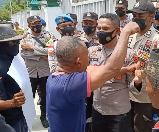 Unjuk Rasa di Kejaksaan Alor, Demonstran Tuding Jaksa Muka Busuk Semua Demonstran FMPHD Alor Jhoni Ouwpoly diamankan aparat kepolisian usai meneriaki jaksa muka busuk semua pada unjuk rasa, Senin (3/1/2022) di depan kantor Kejaksaan Alor, Kalabahi.