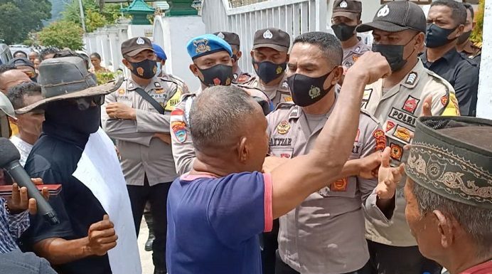 Unjuk Rasa di Kejaksaan Alor, Demonstran Tuding Jaksa Muka Busuk Semua Demonstran FMPHD Alor Jhoni Ouwpoly diamankan aparat kepolisian usai meneriaki jaksa muka busuk semua pada unjuk rasa, Senin (3/1/2022) di depan kantor Kejaksaan Alor, Kalabahi.
