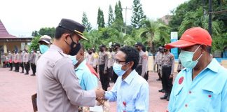Mutasi ke Polda NTT, Kapolres Alor AKBP Agustinus Chrismas Beri Penghargaan ke Pers Kapolres Alor AKBP Agustinus Chrismas Try Suryanto, S.IK memberikan penghargaan kepada Pemred Tribuana Pos Demas Mautuka dan 9 pimpinan media masa di Alor usai upacara, Senin (31/1) di halaman Mapolres Alor.