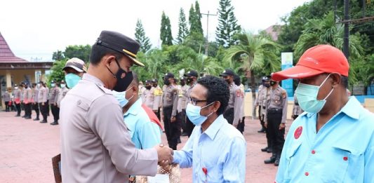 Mutasi ke Polda NTT, Kapolres Alor AKBP Agustinus Chrismas Beri Penghargaan ke Pers Kapolres Alor AKBP Agustinus Chrismas Try Suryanto, S.IK memberikan penghargaan kepada Pemred Tribuana Pos Demas Mautuka dan 9 pimpinan media masa di Alor usai upacara, Senin (31/1) di halaman Mapolres Alor.