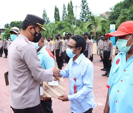 Mutasi ke Polda NTT, Kapolres Alor AKBP Agustinus Chrismas Beri Penghargaan ke Pers Kapolres Alor AKBP Agustinus Chrismas Try Suryanto, S.IK memberikan penghargaan kepada Pemred Tribuana Pos Demas Mautuka dan 9 pimpinan media masa di Alor usai upacara, Senin (31/1) di halaman Mapolres Alor.